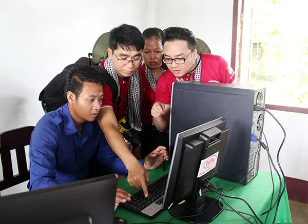 Nghĩa tình thanh niên tình nguyện trên nước bạn Lào ảnh 5